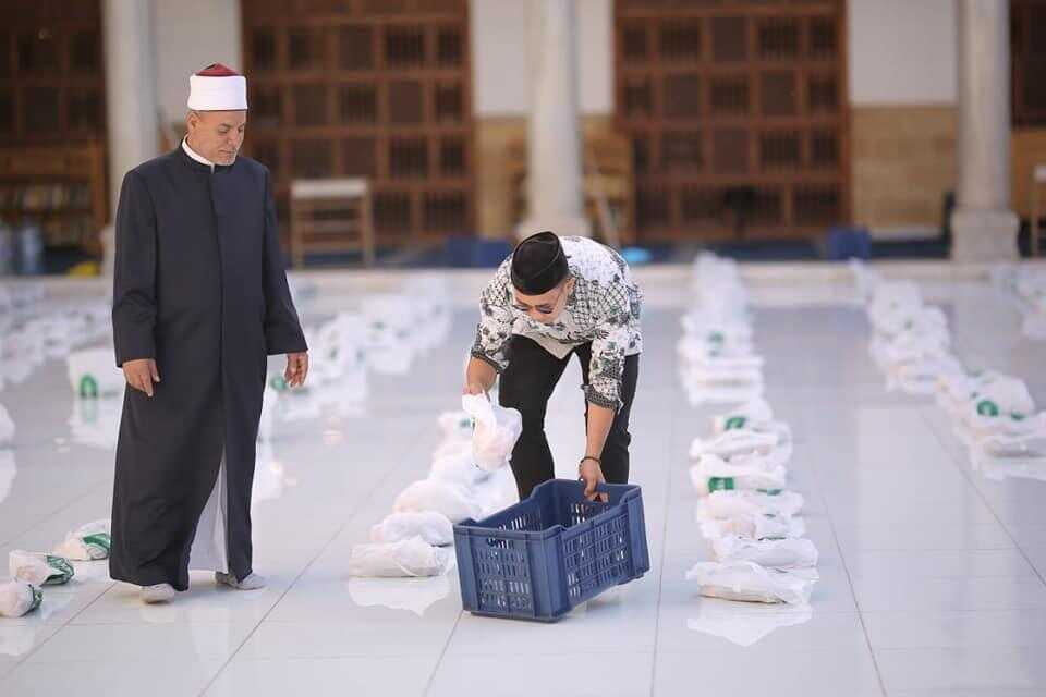 Karena Berakhlak Baik, Masjid Al Azhar Percayai Mahasiswa Indonesia Sebagai Relawan Pembagian Takjil
