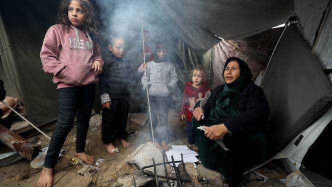 Warga Palestina di Tengah Musim Dingin Ekstrim, Banjir, Fasilitas Minim dan Bom Israel