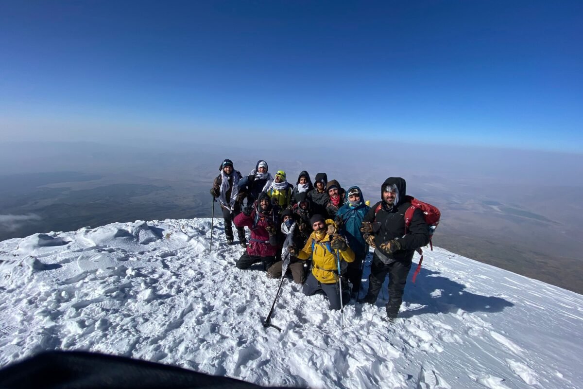 Palestine Travellers Kibarkan Bendera di Puncak Tertinggi Timur Tengah