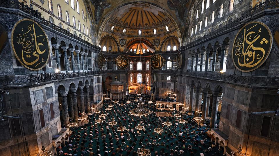 Setelah 8 Dekade, Masjid Hagia Sophia Gelar Tarawih Pertama